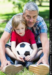 父子踢足球搞笑