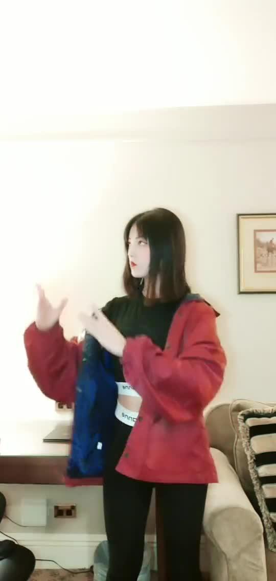 捶你小胸口 网红,网络热词背后的情感共鸣