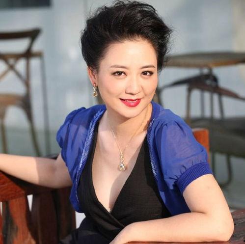 演员孙清生活照,镜头下的真实魅力