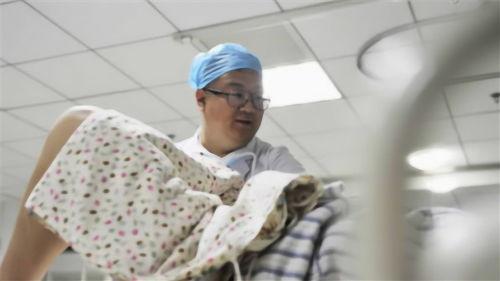 明星接生的是男医生,男医生助阵，温馨瞬间见证生命奇迹