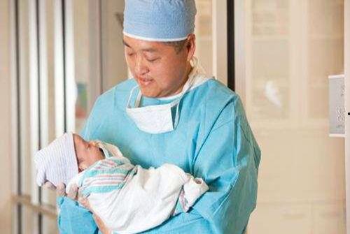 明星接生的是男医生,男医生助阵,温馨瞬间见证生命奇迹