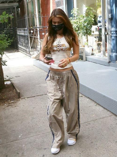 贝拉哈迪德 生活照,时尚界的璀璨明星，生活照中的魅力瞬间